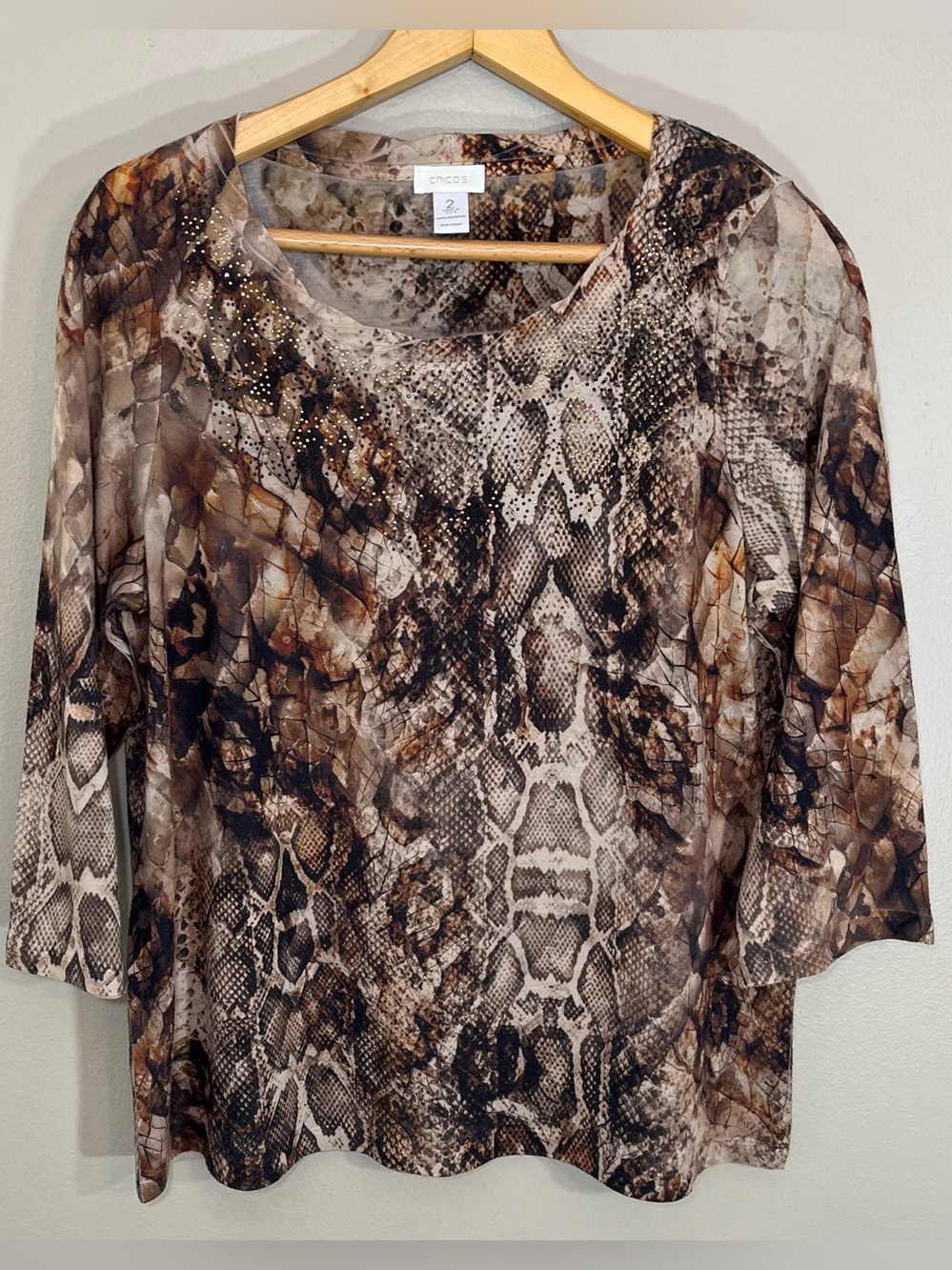 Chico’s Size Large Brown Tan Snakeskin Print Gold Studs 3/4 Sleeve Blouse Top